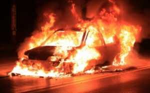 Un șofer din Suceava era atât de beat încât a ambalat motorul până i-a luat foc mașina care a ars în totalitate