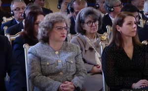 Consiliera lui Klaus Iohannis, Sandra Pralong, a căzut într-un somn adânc în timpul discursului președintelui, în care acesta a făcut o gafă de proporții