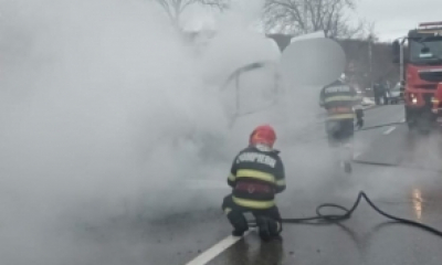  Un microbuz cu 18 pasageri a luat foc în mers la Neamț