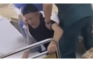 Anchetă internă la Spitalul Bârlad, după ce un brancardier şi o infirmieră au fost filmaţi în timp ce bruschează un bătrân ajuns în urgenţă şi care nu se poate ţine pe picioare