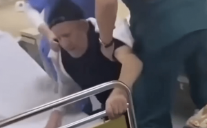 Anchetă internă la Spitalul Bârlad, după ce un brancardier şi o infirmieră au fost filmaţi în timp ce bruschează un bătrân ajuns în urgenţă şi care nu se poate ţine pe picioare