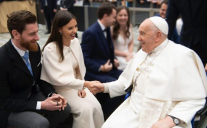 Deputatul PNL, Mara Mareș, vârf de lance împotriva Referendumului pentru căsătorie din 2018, s-a dus la Papa Francisc să-i binecuvânteze…căsătoria