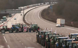 Fermierii au înconjurat Parisul și blochează căile de acces