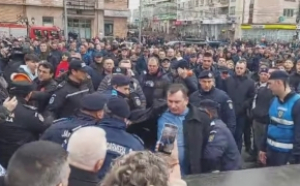 Explicațiile jandarmilor după incidentele de la mitingul anti-extremism: Omul lui Șoșoacă a fost amendat după ce a fost scos cu forța din mulțime
