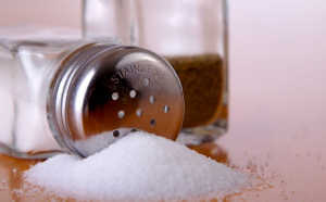 Studiu: înlocuitorii de sare scad riscul de hipertensiune arterială. Cum să reduci sarea din alimentație