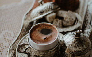 Cafea turcească, la sare, în România! ”Să fie neagră ca iadul, amară ca moartea şi dulce ca dragostea”. Care e secretul aromei