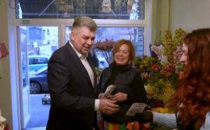Marcel Ciolacu împarte flori femeilor din Guvern