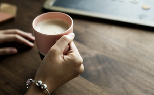 Un cercetător de la Harvard a dezvăluit care e cea mai bună modalitate de a renunța la cafea