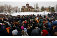 Sute de persoane, reținute de polițiști în regiunile Rusiei pentru că au depus flori la înmormântarea lui Aleksei Navalnîi