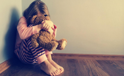 Caz revoltător în Iaşi. O fetiţă de 6 ani, abuzată sexual de o adolescentă: cele două erau în grija unui asistent maternal