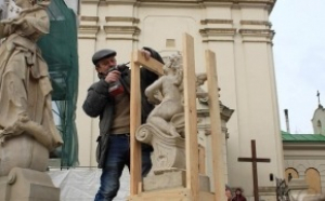 Ghinionistă, din prea multă dragoste: Statuia Julietei lui Shakespeare din Verona a fost deteriorată de mângâierile turiştilor. I-a apărut o gaură pe sân