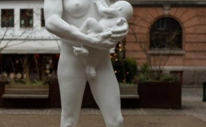 „Bărbatul care alăptează” – o statuie controversată