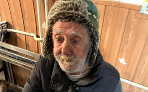 Strigătul disperat de ajutor al unui bătrân din Iași! Zace lihnit în gară și doarme pe pungi: „Aveți ceva de muncă? Mi-e foame rău”