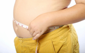 Copii obezi, dar subnutriți. Pericolul care crește în România. Medic nutriționist: „Le facem viața mai grea hrănindu-i prost“