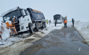 Mai multe drumuri din Iaşi, blocate de zăpadă și polei