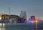 Momentul în care podul rutier din Baltimore se prăbușește, lovit de un vapor.