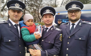 Radu Ayan, copilul dispărut din Botoşani, întâlnire emoționantă cu poliţiştii care l-au găsit în pădure. Micuțul s-a întâlnit cu salvatorii de Ziua Poliţiei Române 