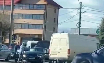 Un copil a fost filmat în timp ce conducea un BMW în județul Suceava