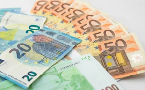 O femeie a găsit 16.800 de euro lângă o clinică din Piatra-Neamț. Cine este bărbatul care i-a pierdut