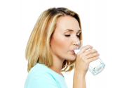 E sau nu bine să bei apă chiar înainte de culcare? Specialiștii au vești proaste pentru cei care o fac