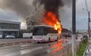 Autobuz plin cu elevi, în flăcări