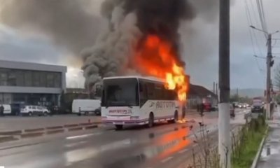 Autobuz plin cu elevi, în flăcări
