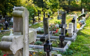 Bărbat audiat pentru profanarea a zeci de morminte în cimitirele din Remetea-Luncă, în Timiș