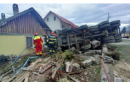 Accident teribil la Suceava: o autobasculantă a rupt un gard și a intrat din plin într-o casă