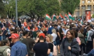 Furtună politică la Budapesta: i se cere demisia lui Viktor Orban / Maghiarii au luat cu asalt străzile