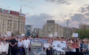Oamenii se revoltă! Protest în Piața Victoriei faţă de modul în care se judecă dosarul accidentului de la 2 Mai