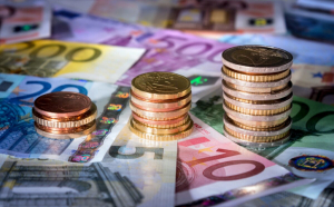 Euro rămâne la trei bani de „cota” 5 lei