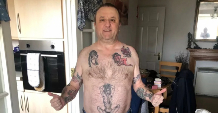Se mândrește cu un tatuaj obscen, dar a fost obligat de poliție să-l acopere. A fost aproape de arest