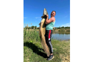 Pește uriaș prins pe o baltă din Vestul României. De patru ani pescarii încearcă să-l captureze