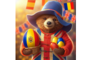 Celebrul ursuleţ Paddington, cu ouă vopsite în roşu, galben şi albastru, pentru a marca Paştele Ortodox