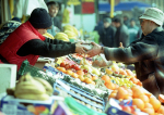 Fructele și legumele din piețe, verificate de comisarii de la CRPC