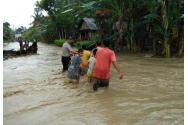 Cel puţin 43 de morţi şi circa 400.000 de persoane evacuate din cauza inundaţiilor din Indonezia
