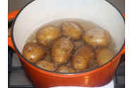 Cum cureți cartofii fierți rapid și ușor. Trucul folosit în restaurante