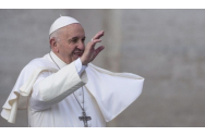 Papa Francisc glumește cu o măicuţă, după episodul în care a lovit o credincioasă peste mâini