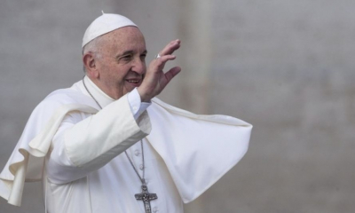 Papa Francisc glumește cu o măicuţă, după episodul în care a lovit o credincioasă peste mâini