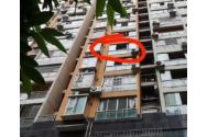 Un bebeluș lăsat de părinți pe balcon, găsit fără viață!