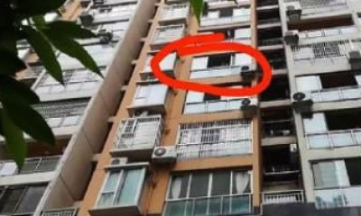 Un bebeluș lăsat de părinți pe balcon, găsit fără viață!