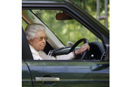 Regina conduce fără centură! Criticată dur la aproape 94 de ani