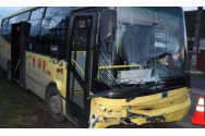 Autobuz plin cu copii implicat in accident la Timis