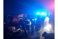 Accident grav la Bârlad. Un autoturism Fiat a intrat într-un TIR răsturnat