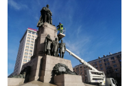 FOTO - Statuia domnitorului Alexandru Ioan Cuza din Piaţa Unirii, spălată cu apă caldă