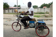 Tricicletă electrică, din materiale reciclate. Este invenţia unui tânăr din Kenya pentru persoanele cu dizabilități