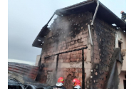 Incendiu violent la o casă din Cluj. Flăcările s-au extins la trei mașini