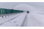 Utilaj de deszăpezire filmat pe Autostrada Sudului cum aruncă zăpada de pe un sens pe altul. Imaginile au devenit virale