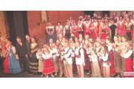 VIDEO - Lacrimi pe scena Operei. Copiii din cor, la ultimul  spectacol sub bagheta dirijorului Raluca Zaharia