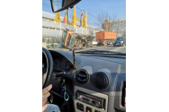 Camion răsturnat pe trotuar, pe o stradă intens circulată din Timișoara 